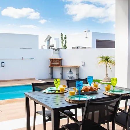 Orcades Close To Town Center Pool & A/c Villa Playa Blanca