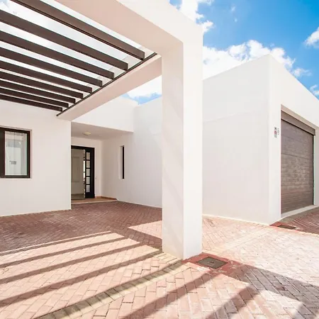 Orcades Close To Town Center Pool & A/c