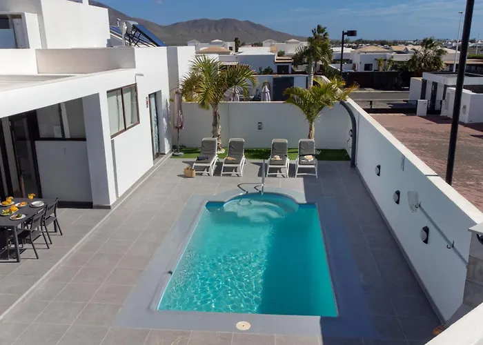 Orcades Close To Town Center Pool & A/c Villa