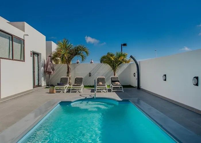 Orcades Close To Town Center Pool & A/c Villa