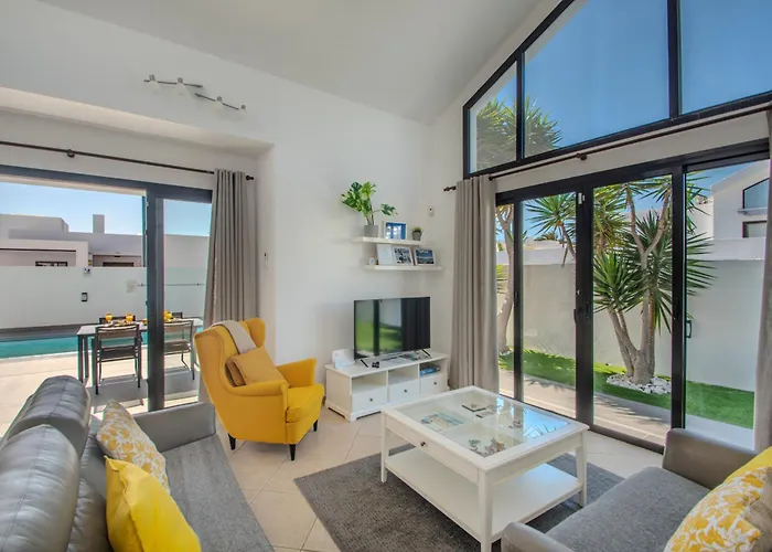 Orcades Close To Town Center Pool & A/c