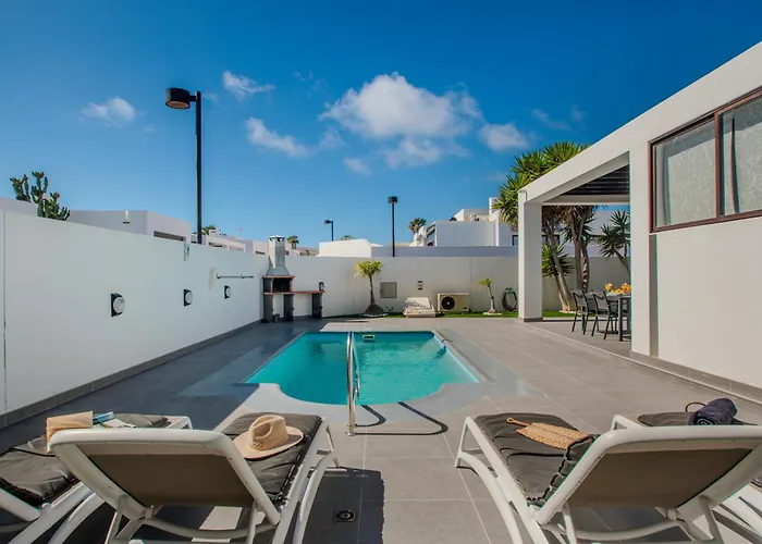 Orcades Close To Town Center Pool & A/c Villa